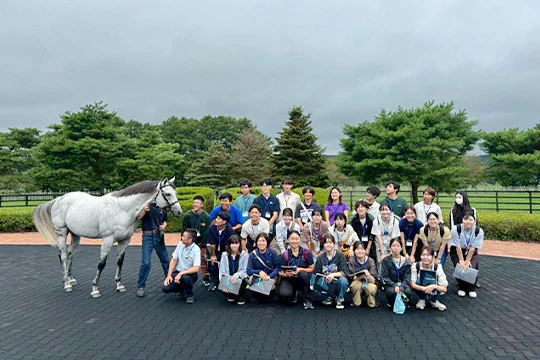 参加者と馬のの集合写真